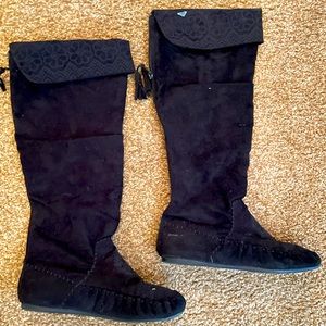 Roxy moccasin-style boot. Zipper closure on back.